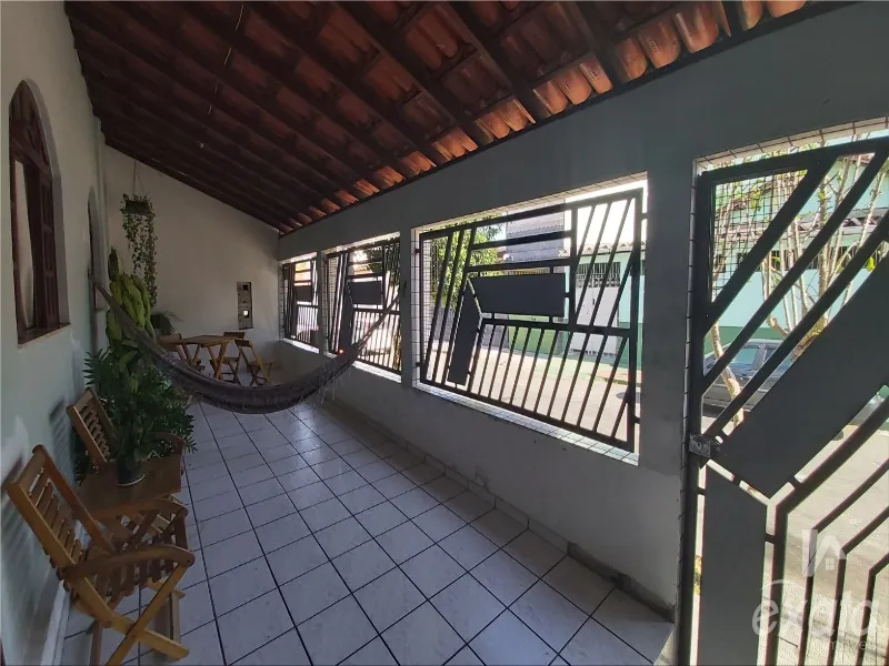 Imagem Manoel Plaza, casa com 3 quartos com 1 suite, sala e cozinha ampla, banheiro social, varandão, 3 vagas de garagem, terreno de 300 m²