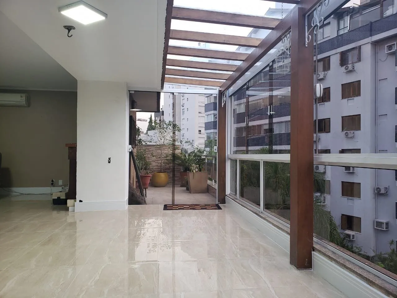 Imagem Cobertura para Venda - 296m², 3 dormitórios, sendo 1 suites, 3 vagas - Petrópolis