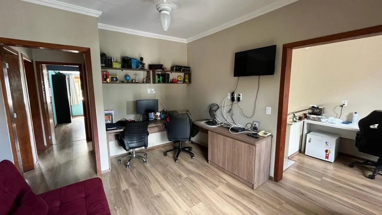 Imagem Casa de 4 dormitórios no bairro Santo Antônio, Porto Alegre