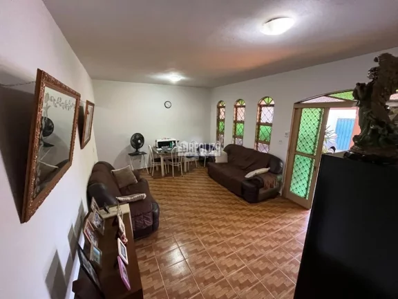 Imagem Casa à venda no bairro Lourdes - Uberaba: 3 dormitórios, suíte, quintal e mais!