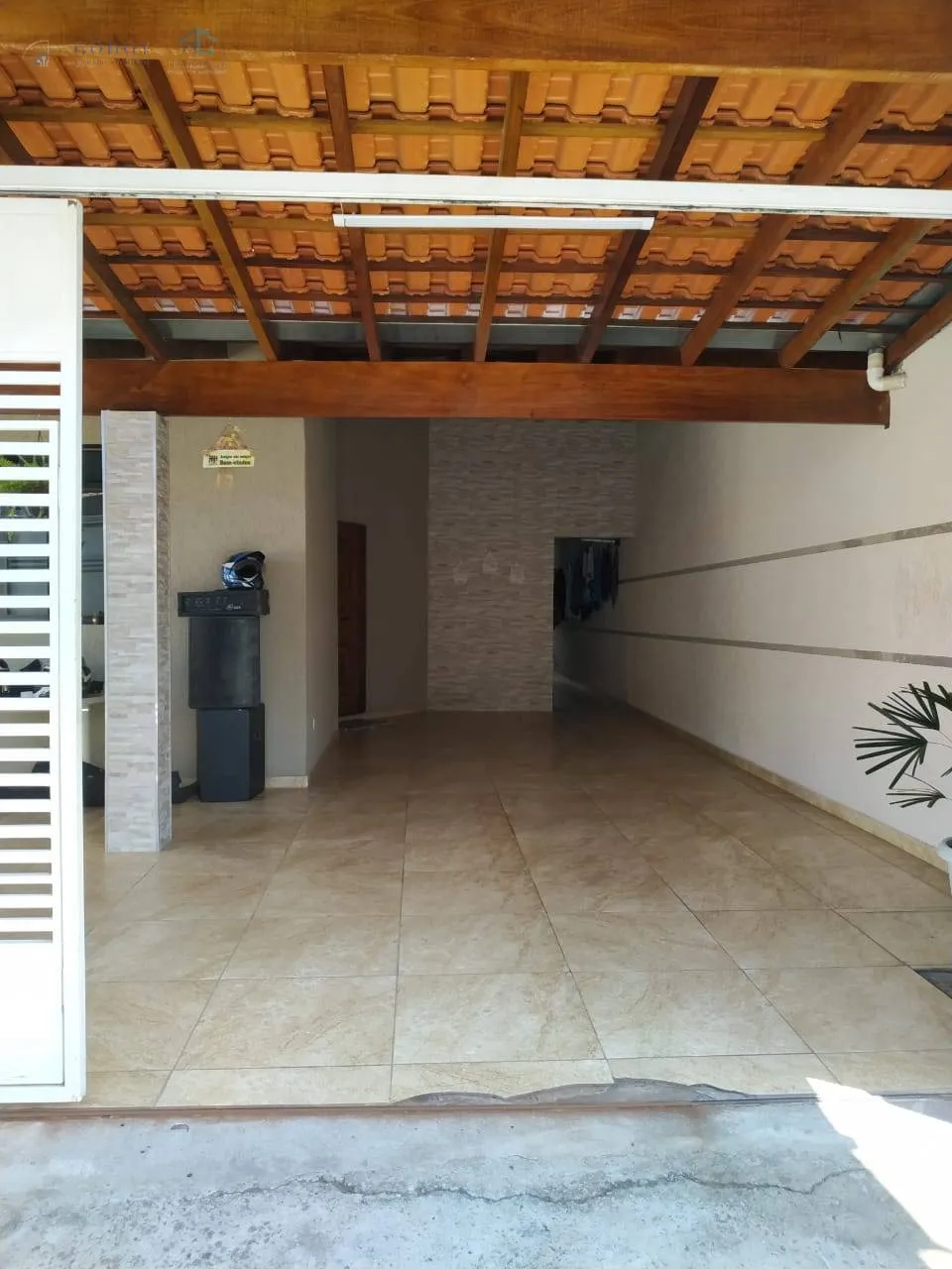 Imagem Linda Casa com Suíte, Escritório e Garagem Coberta em Ótima Localização