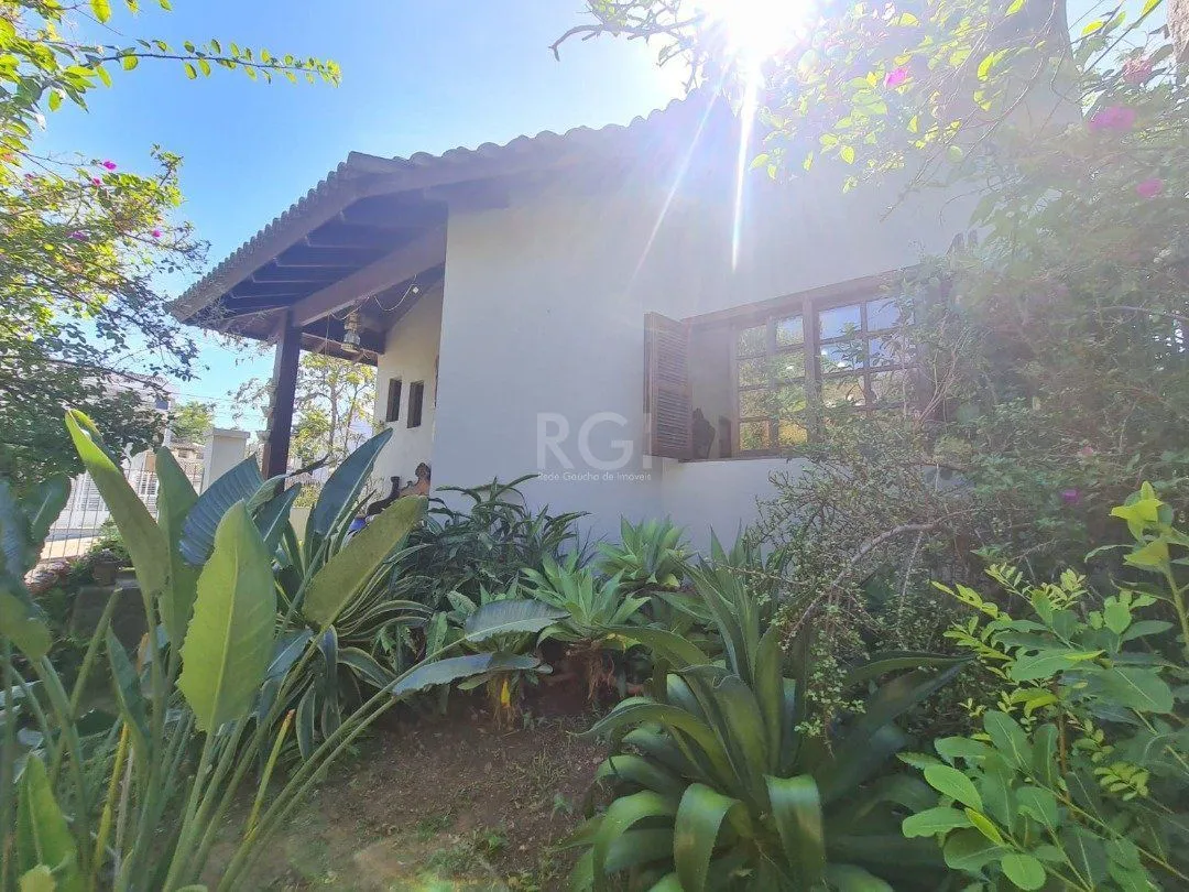 Imagem Casa em lindo terreno alto ao nível da rua medindo 10 × 32 onde consta uma residência térrea com 136m2 de área privativa,
