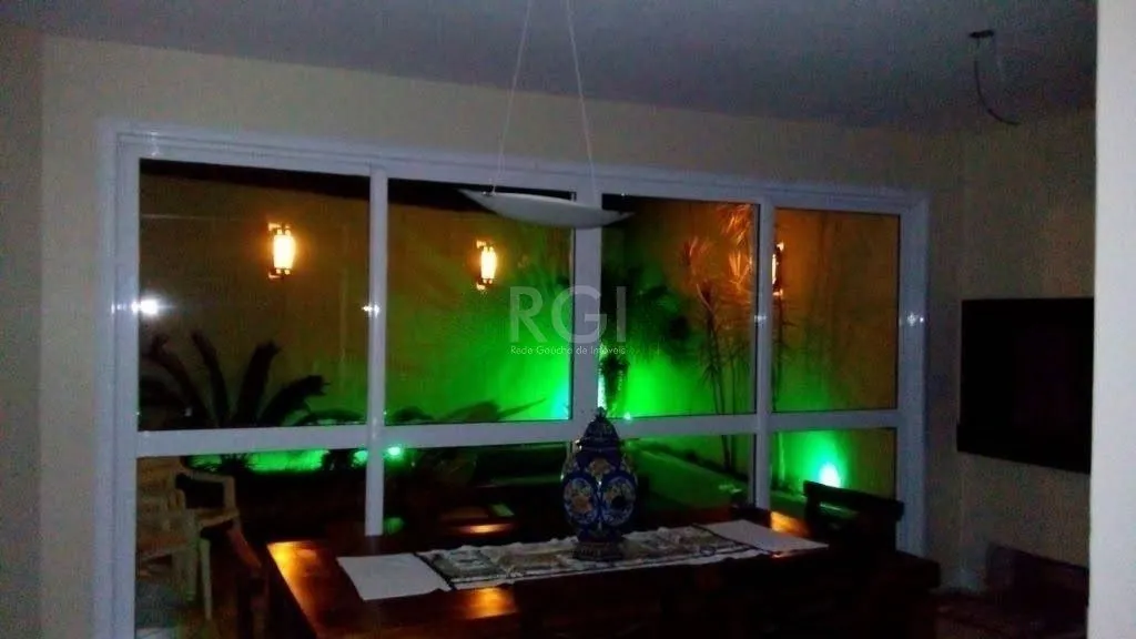 Imagem Excelente casa em condominío de 350m² com 03 dormitórios sendo 02 suítes.