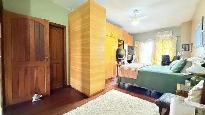 Imagem Casa de 4 dormitórios, uma suíte, pátio com piscina nos fundos e espaço para até 3 carros no Chácara das Pedras