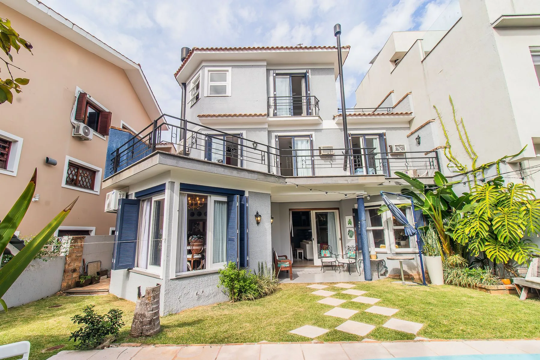 Imagem CASA DE 4 DORMITÓRIOS EM CONDOMÍNIO - 320 m² - 4 VAGAS DE GARAGEM