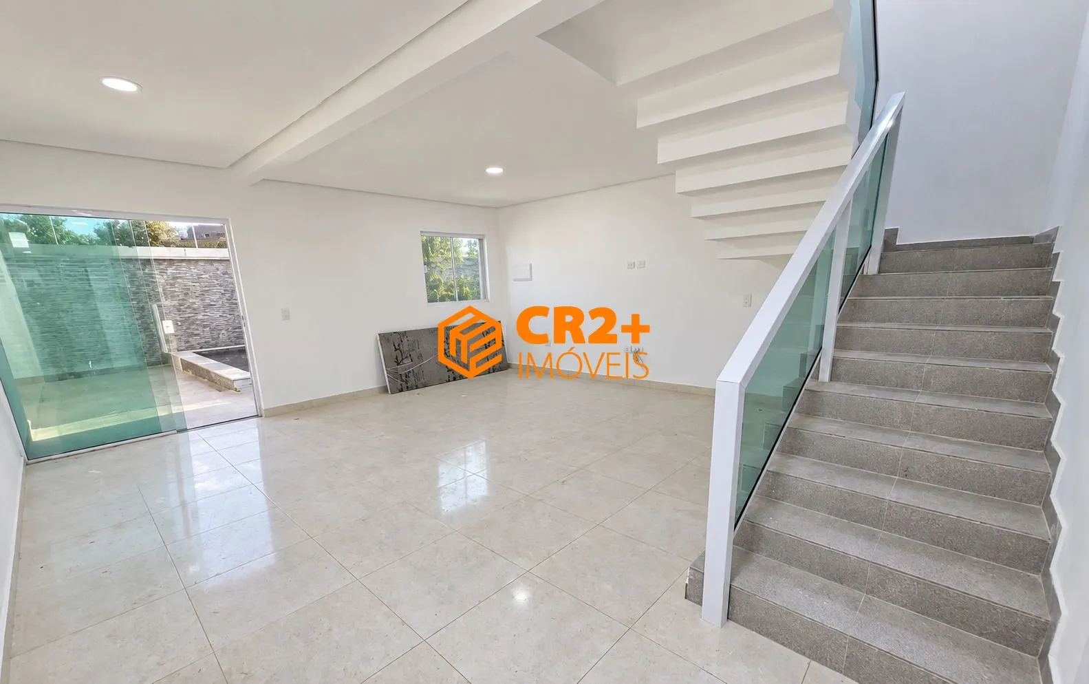 Imagem SOBRADO TRIPLEX À VENDA EM TAMANDARÉ - 4 SUÍTES, PISCINA E 1 VAGA