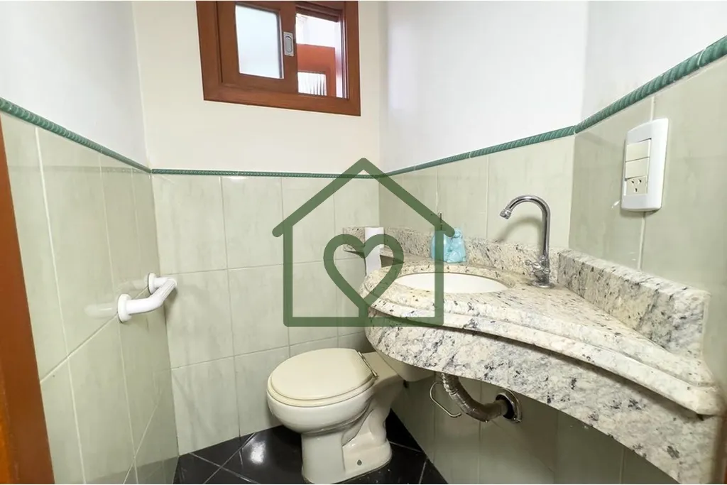 Imagem Apartamento com 2 pátios grandes em Petrópolis 
 
Este apartamento reformado fica no coração do ...