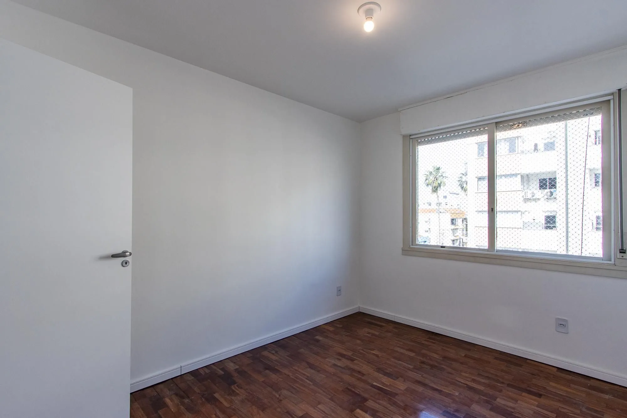 Imagem Apartamento no Menino Deus com 2 dormitórios e garagem