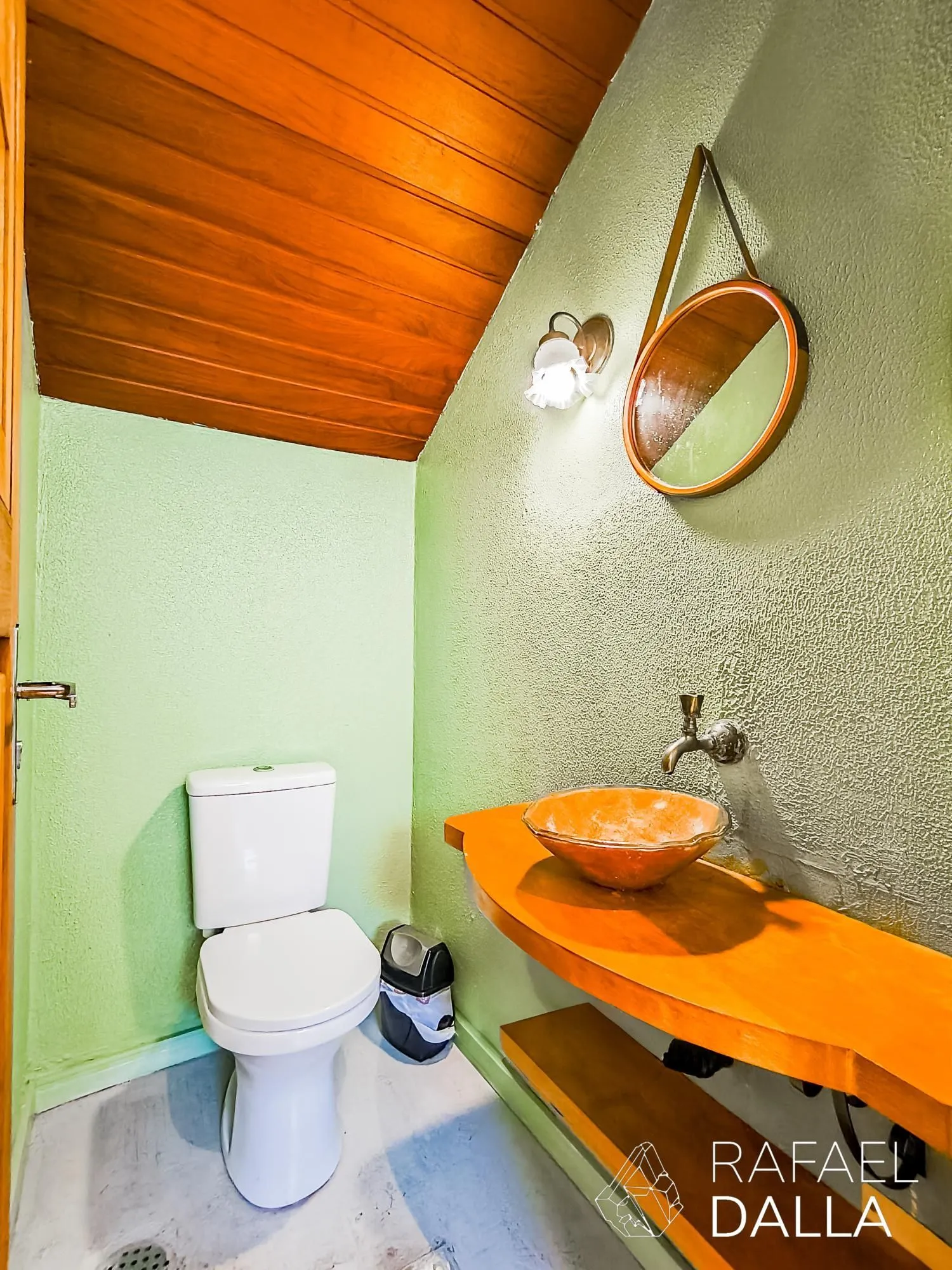 Imagem Casa impecável na Lopo Gonçalves com 4 dormitórios, garagem e pátio amplo