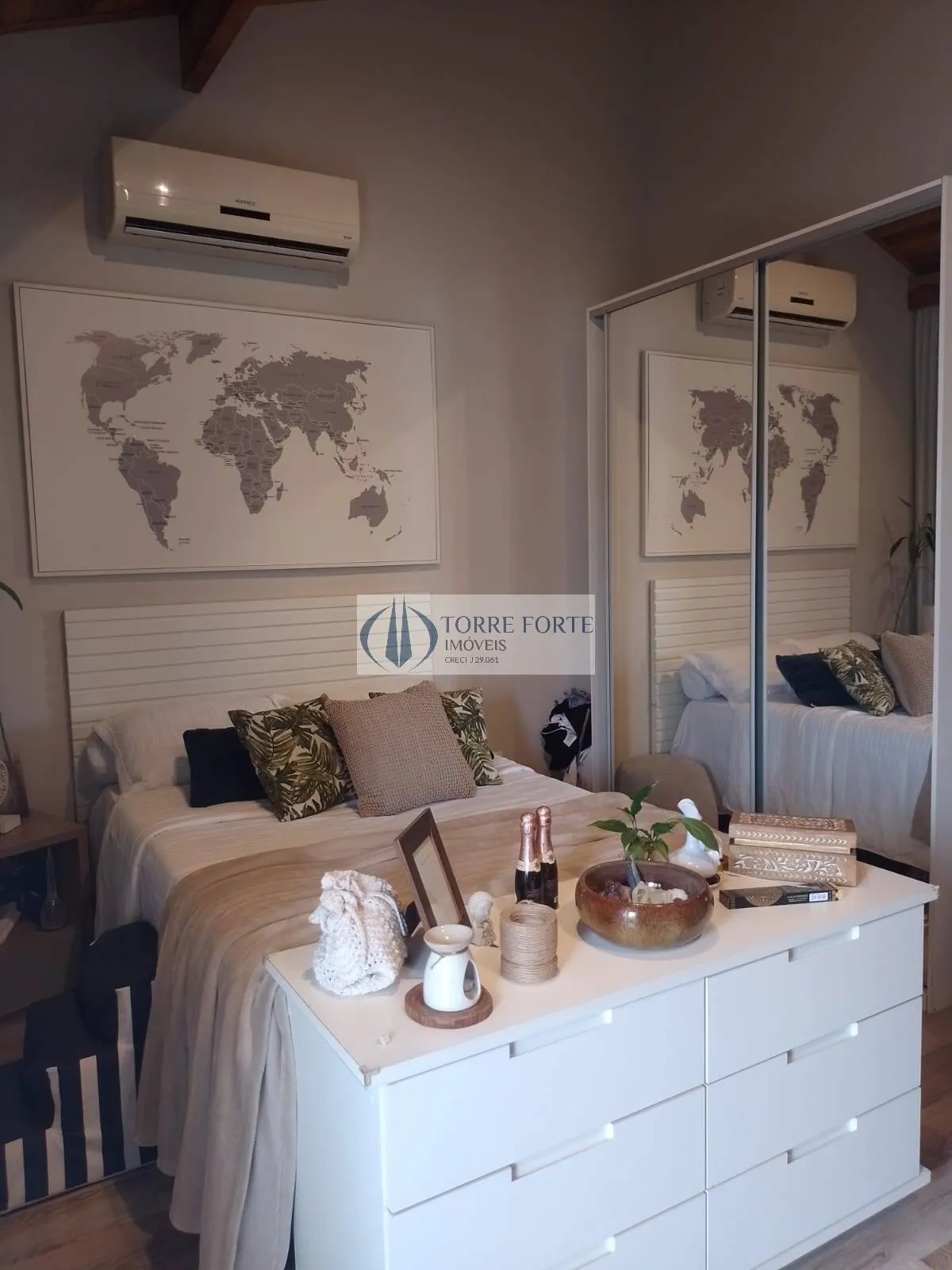 Foto do imóvel Casa com estilo moderno, 3 dormitórios, 4 vagas no Jardim Vila Galvão em Avenida Tomé de Souza