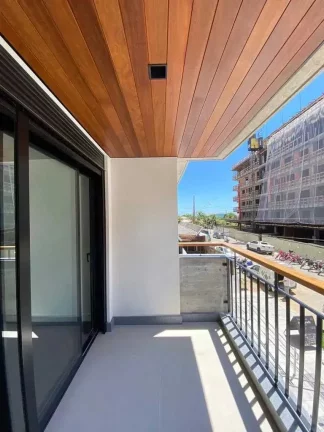 Imagem Apartamento Duplex mobiliado com 3 dormitórios sendo 3 suítes e 2 vagas de garagem - Jurerê/SC