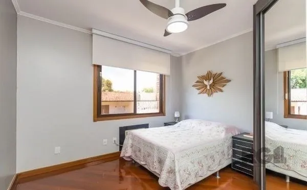 Imagem Casa sobrado no Cristal de 3 dormitórios e 3 vagas