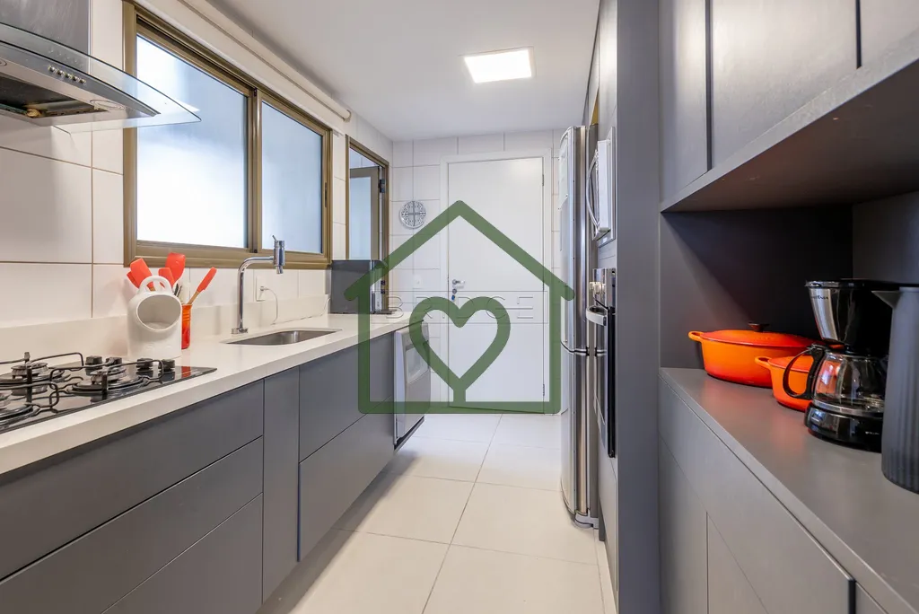 Imagem Bridge Imóveis vende com exclusividade BELISSIMO APARTAMENTO NO CLÁSSICO PETRÓPOLIS. 
Semimobilia...
