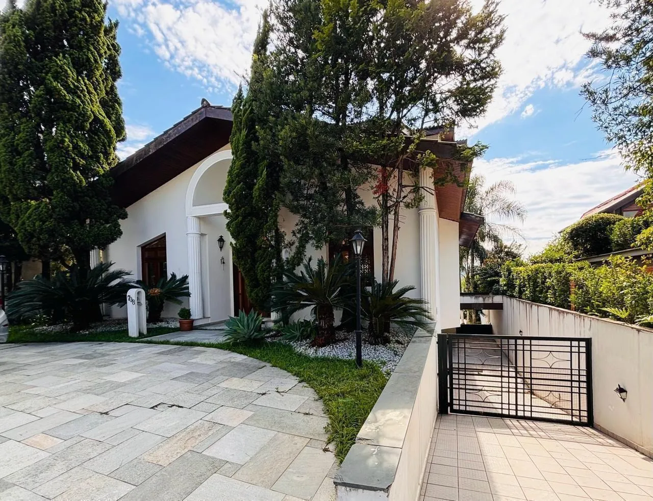 Imagem Linda Casa de 520m² à Venda ou Locação em Alphaville