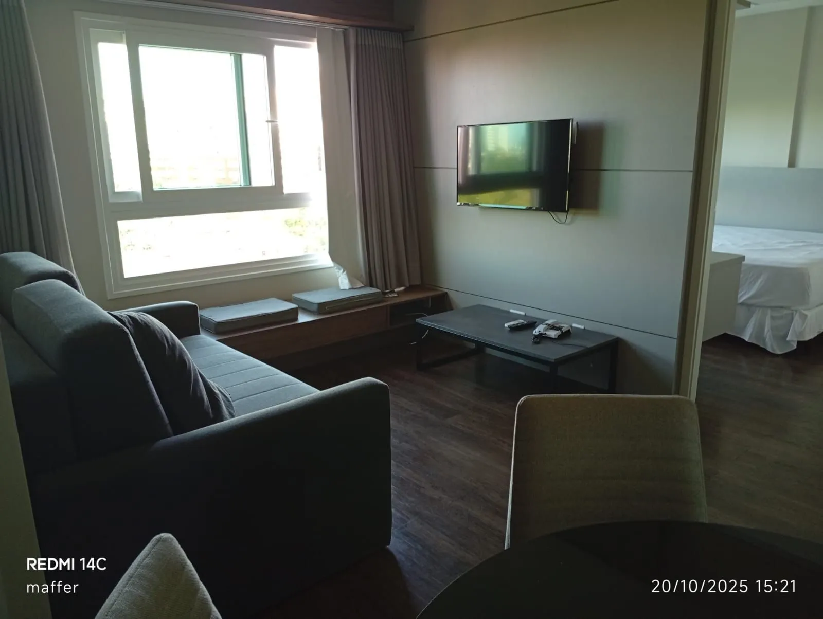 Imagem MÁFFER IMÓVEIS ALUGA Apartamento mobiliado de 1 dormitório com garagem em localização privilegiada do bairro Mont'Serrat - Porto Alegre/RS.