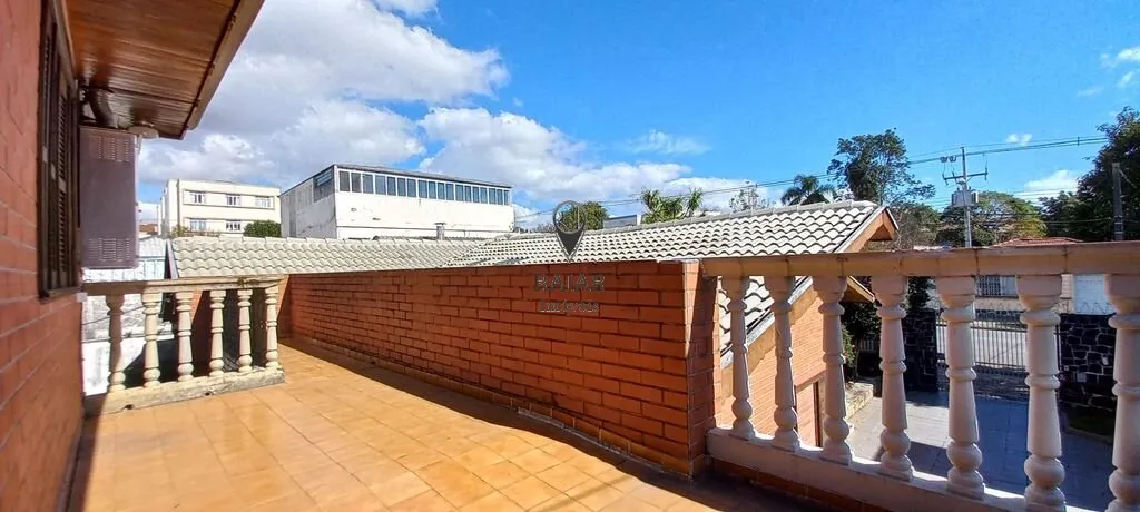 Imagem Casa Residencial/Comercial zoneamento ZR-3, no bairro Rebouças para Venda em Curitiba. CASA localiz...
