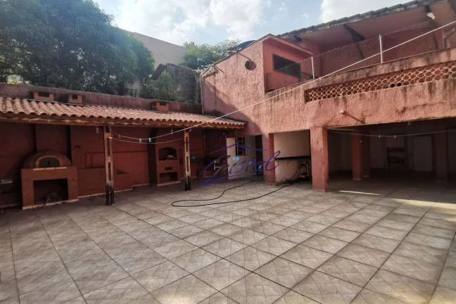 Imagem Casa Térrea de 240m² com 2 dormitórios 2 banheiros 2 vagas de garagem ótimo para construtores