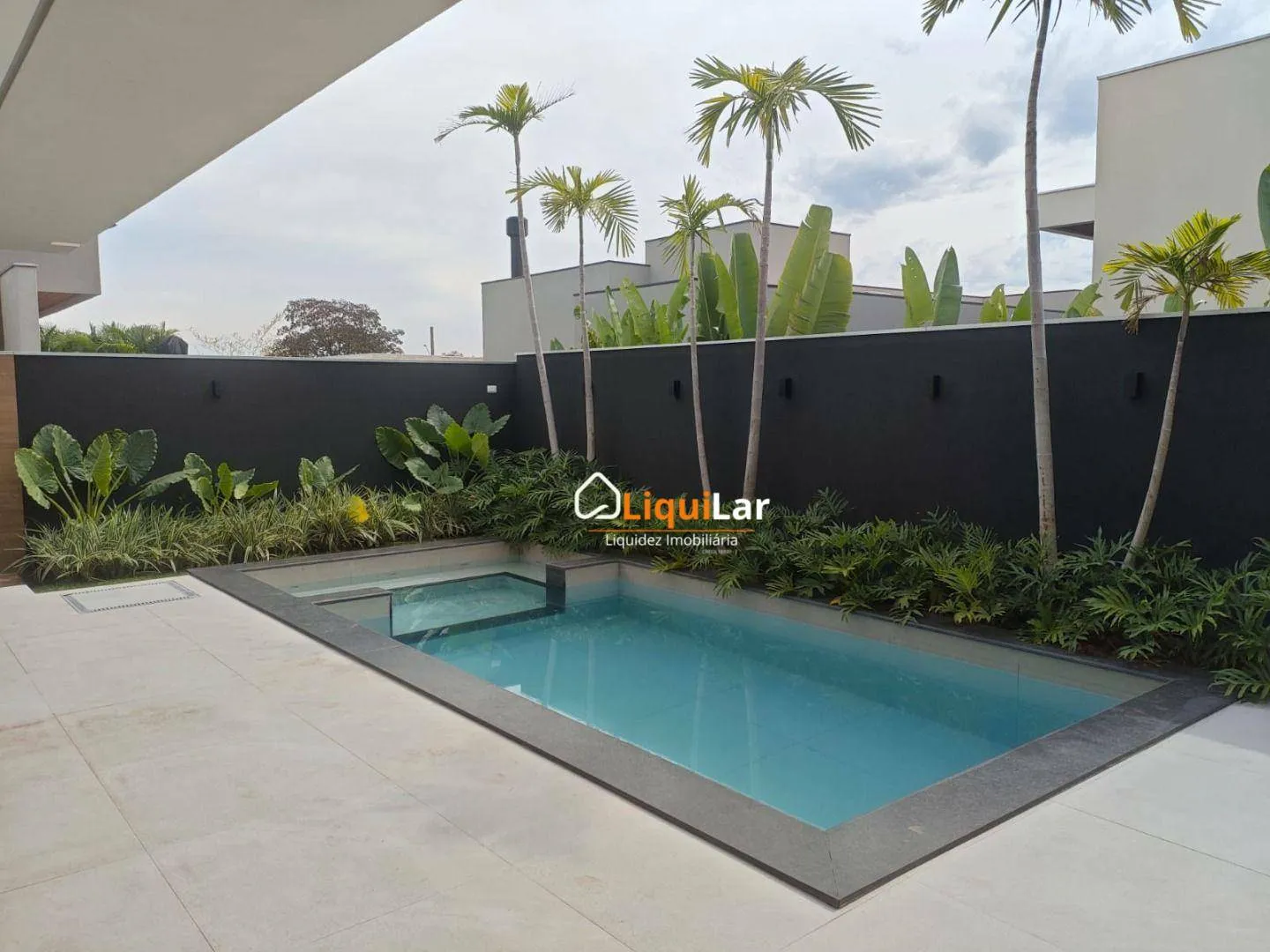 Imagem Sobrado de Alto Padrão no Alphaville II com 4 Suítes, Piscina e Suíte Master com Closet
