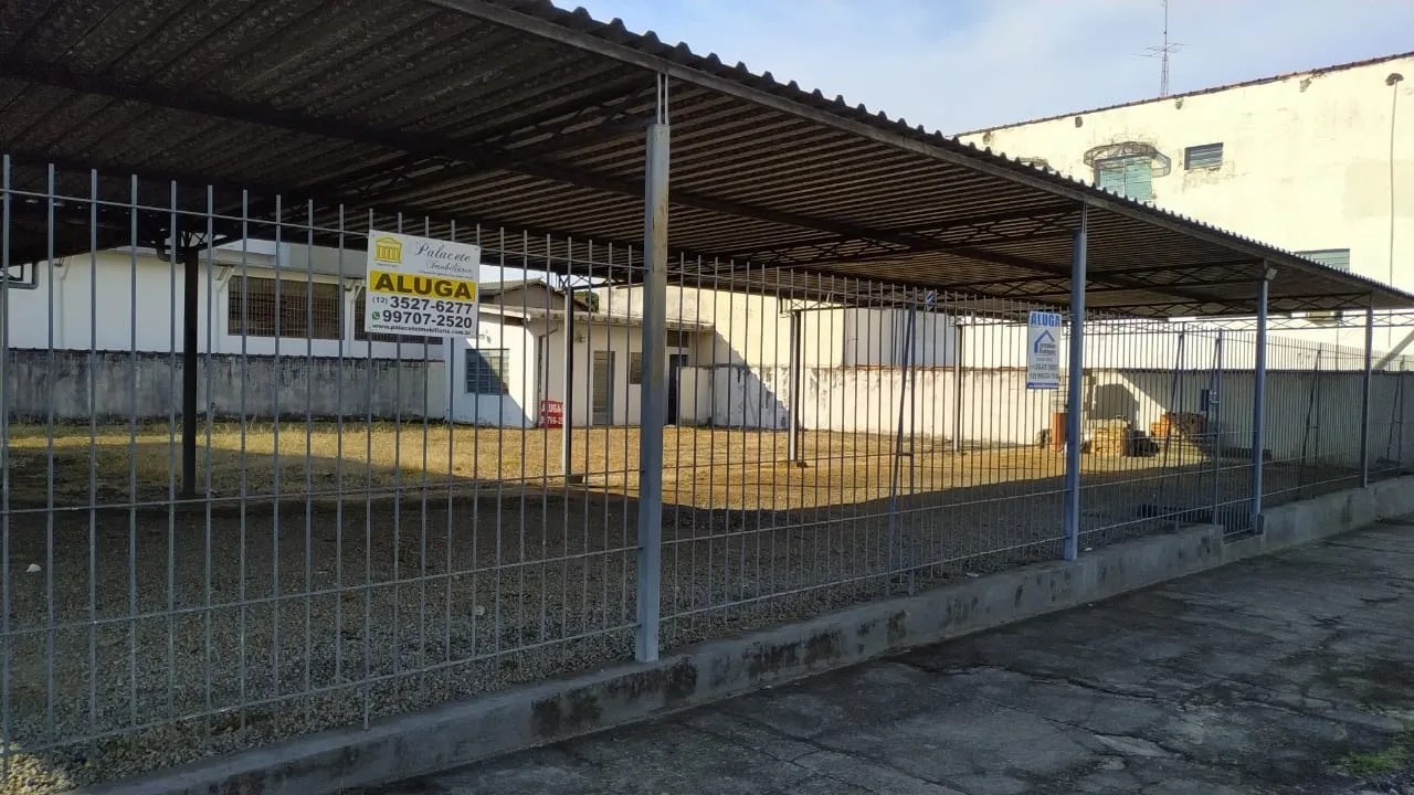 Imagem Terreno de Esquina em Avenida Movimentada com 700m², Ideal para Loja de Carros ou Estacionamento, Próximo ao Supermercado Rosalina