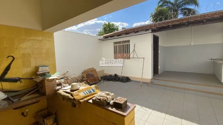 Imagem Casa com 6 dormitórios no bairro Fabrício em Uberaba