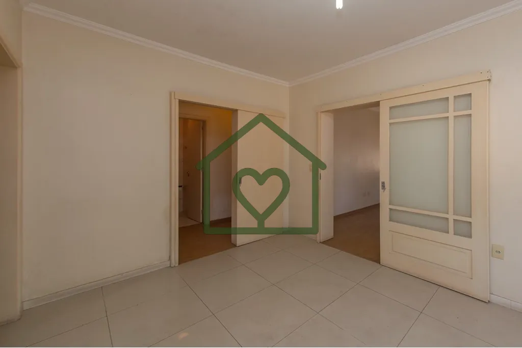 Imagem Casa distribuída em dois andares com cinco dormitórios, quatro banheiros, duas cozinhas, duas sala...