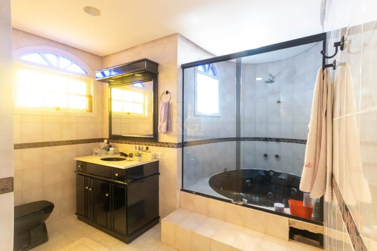Imagem Casa para Venda - 250m², 3 dormitórios, sendo 2 suites, Partenon