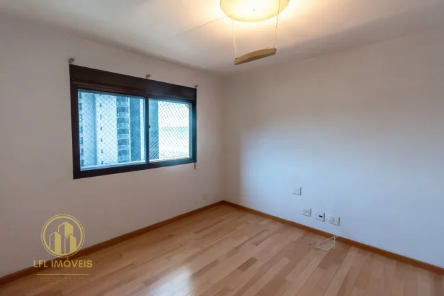 Imagem Muito espaço e privacidade no coração do Itaim Bibi: apartamento para locação, com 3 dormitórios e 3 vagas.