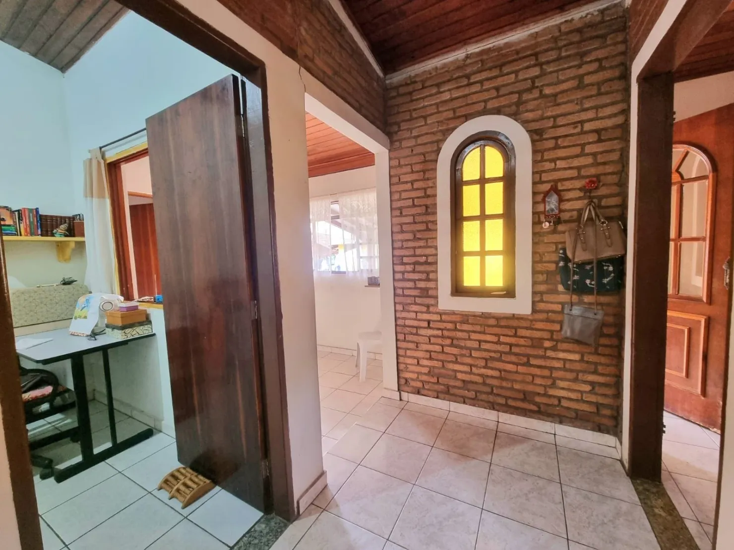 Imagem Linda Casa Térrea com Salão Comercial em Excelente Localização: 3 Dormitórios, Quintal Amplo e Tranquilidade Garantida a 5 Minutos do Centro da Cidade