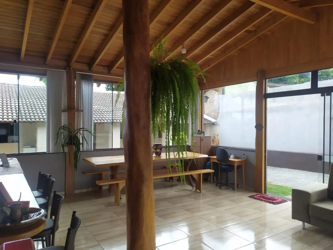 Imagem Casa com sala comercial Bairro Canadá área construída 230,00m² e terreno com 715,00m²