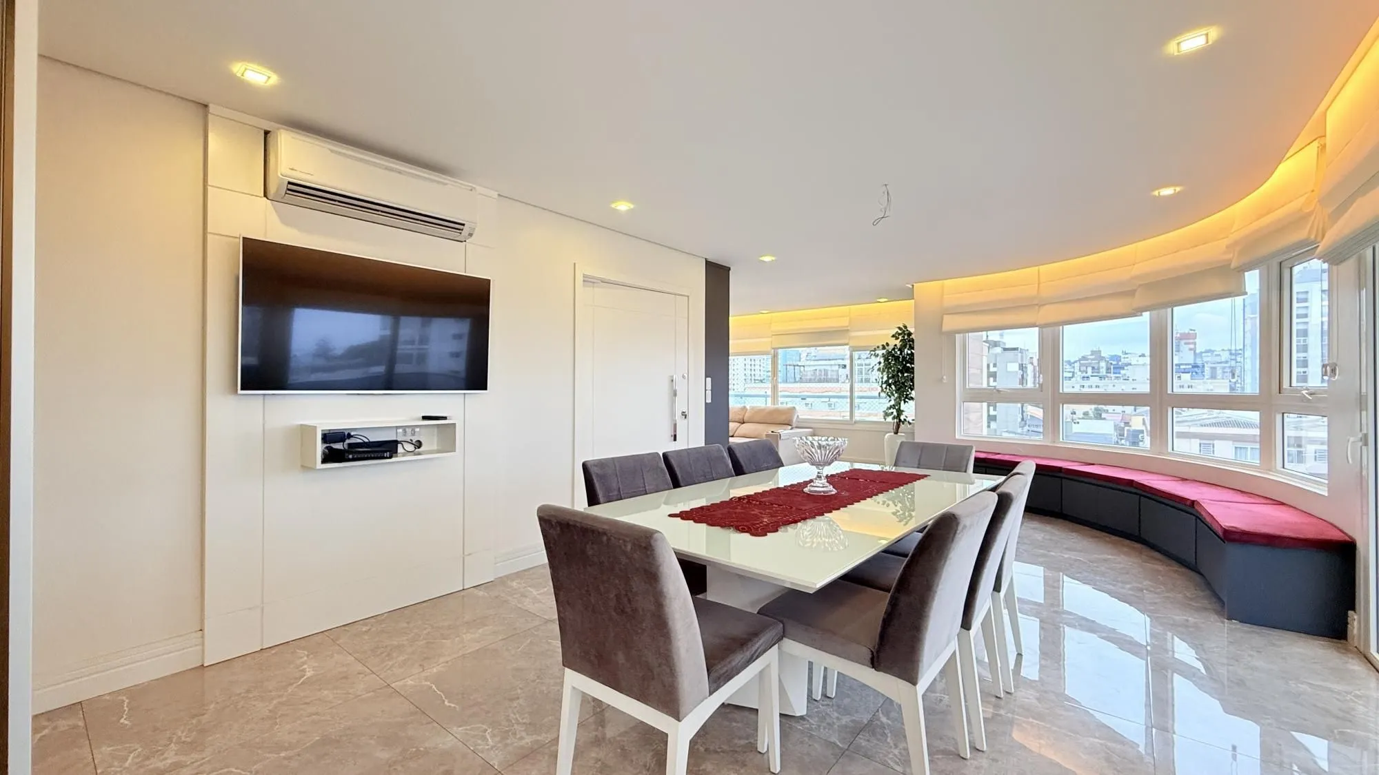 Imagem Excelente apartamento amplo com 2 dormitórios, 2 suítes mais dependência de empregada ou gabinete ou 3º dormitório