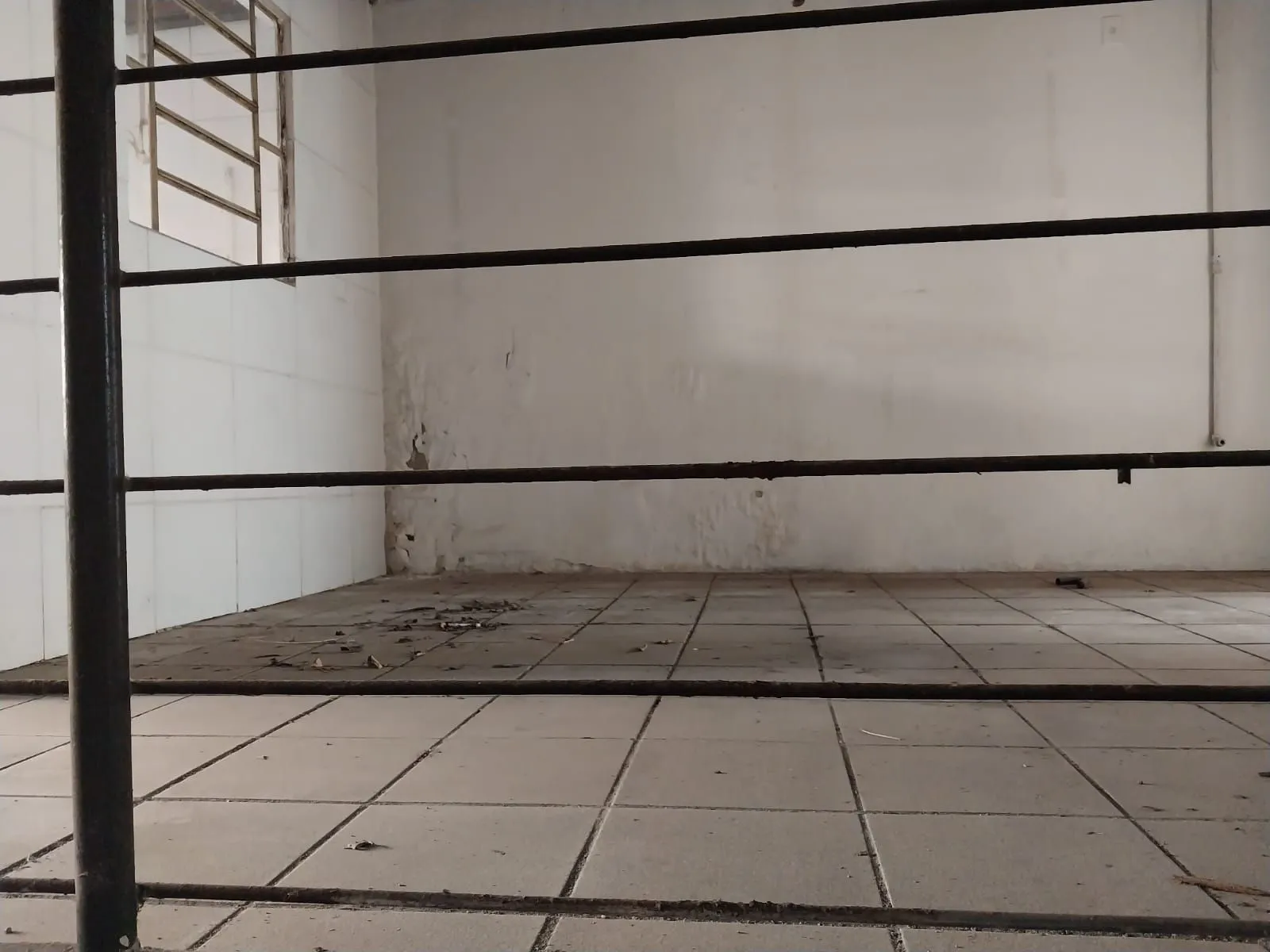 Imagem Prédio na Duque de Caxias, desocupado espaço amplo. Preço atrativo.