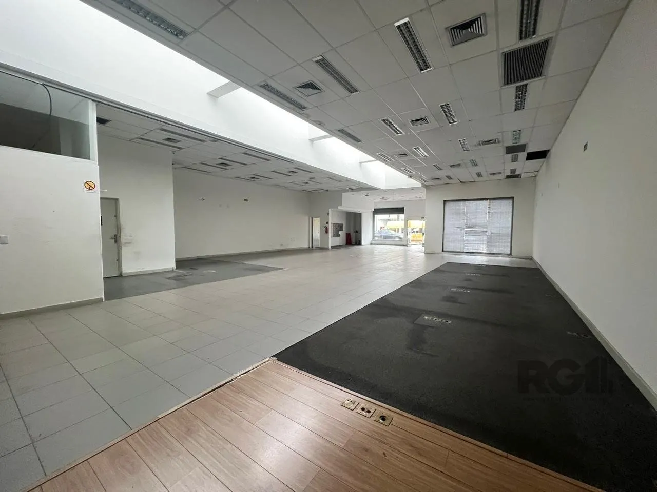 Imagem Loja para Venda - 450m², 0 dormitórios, 1 vaga - Petrópolis
