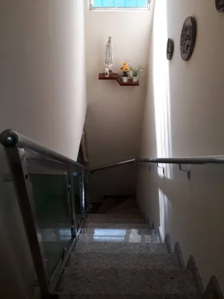 Imagem Imóvel amplo com 3 quartos, sendo 1 suíte, e 4 banheiros no total. garagem para dois autos, sala d...