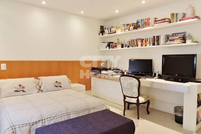 Imagem Apartamento de 346m² com ambientes amplos, e agradável varanda. Reformado com luxo e requinte. Sã...