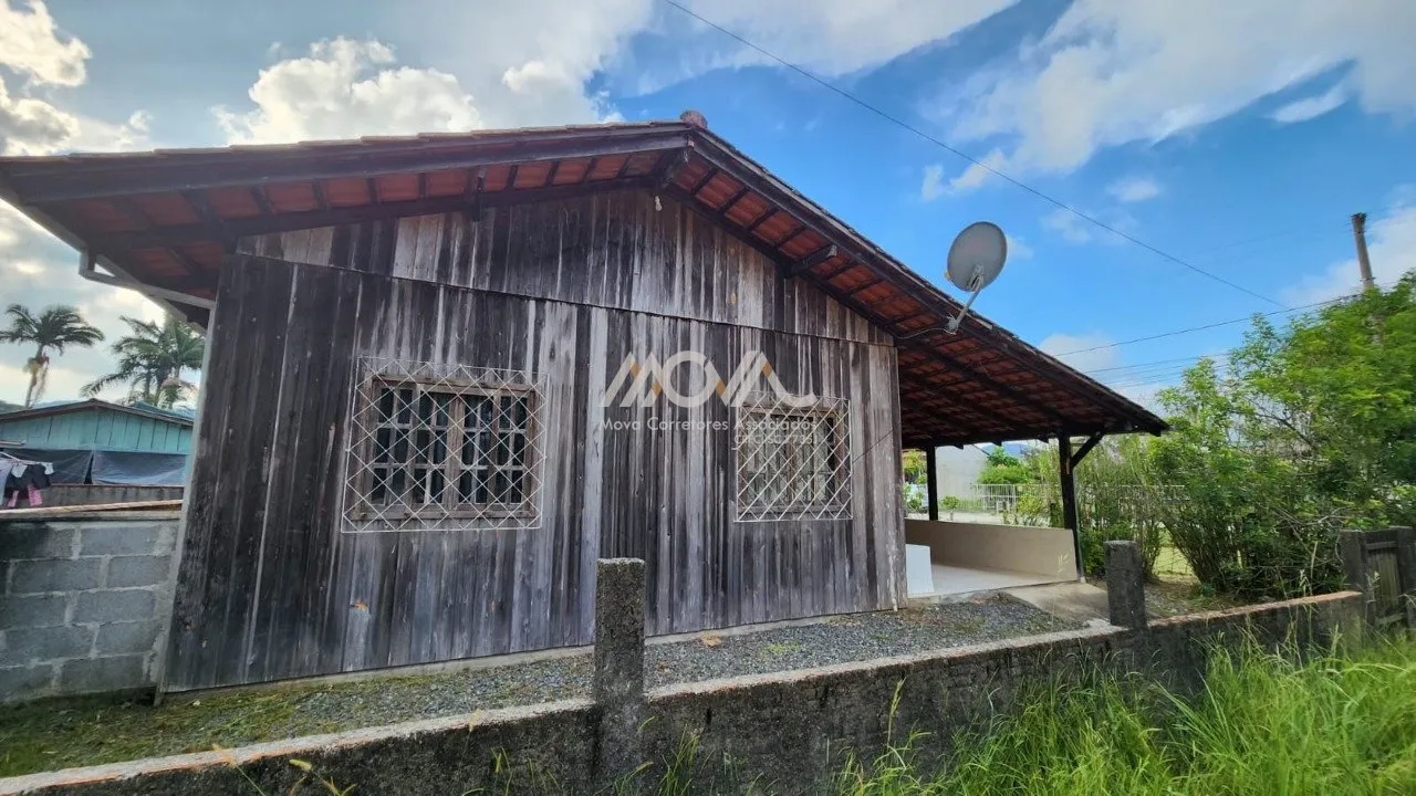 Imagem Casa localizada na Vila da Glória, em terreno de esquina, a aproximadamente 150 metros da praia.

S...