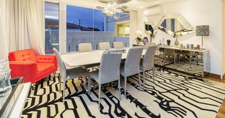 Imagem Imperdível oportunidade de adquirir uma casa no Pacaembu, São Paulo-SP, com 3 quartos, 3 suítes, 3 salas, 5 vagas de garagem e 380m².