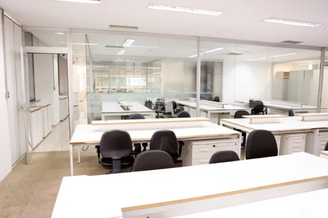 Imagem Andar comercial com 888m² na Av. das Nações Unidas.