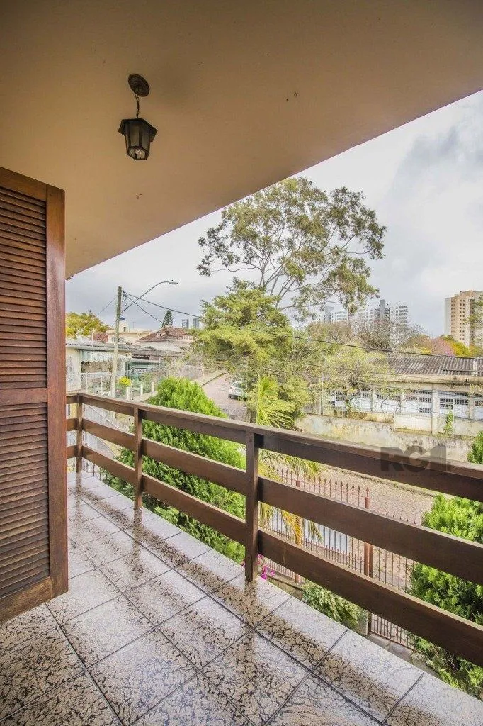 Imagem Casa de 329m² - 4 dormitórios, 1 suíte, 6 vagas no bairro Vila Jardim