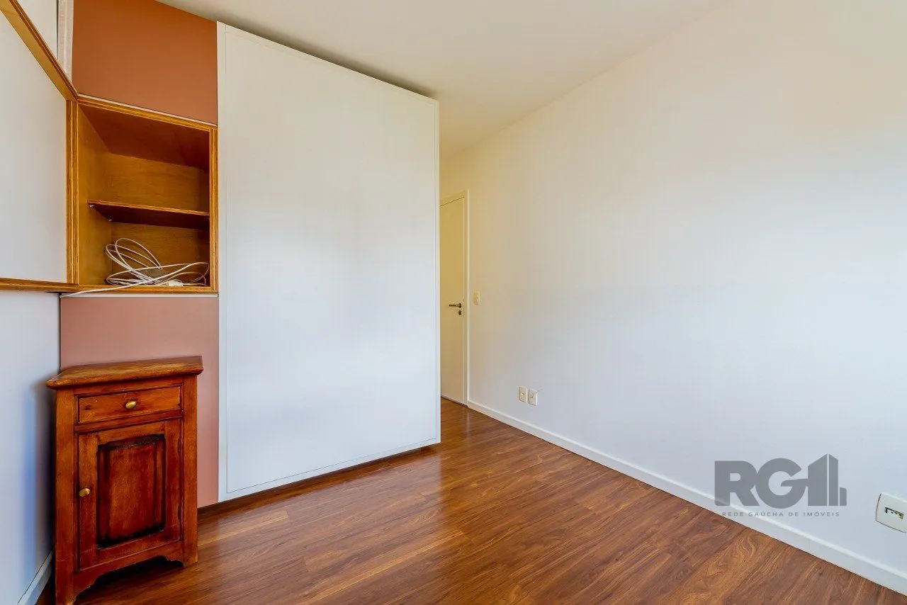 Imagem Apartamento de um quarto, suíte e uma vaga de garagem no bairro Santa Cecilia em Porto Alegre.
