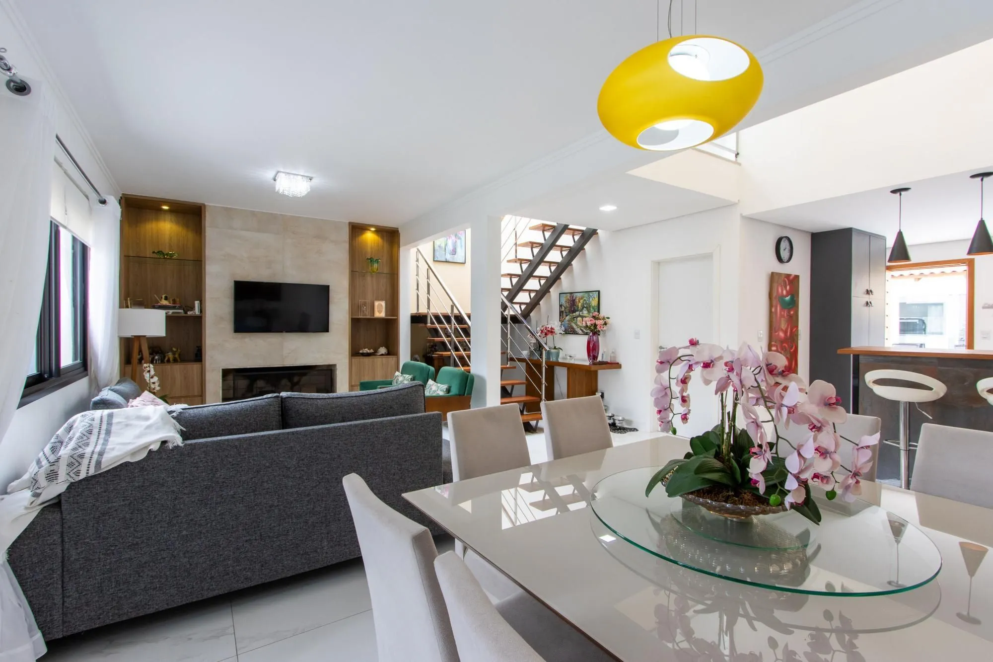 Imagem Excelente casa de alvenaria, 4 dormitórios, 2 suítes e 2 vagas de garagem.