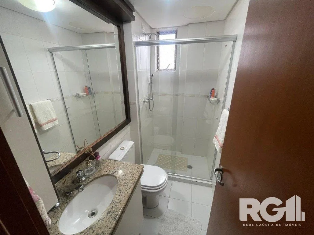 Imagem Apartamento com 3 dormitórios, 1 suíte, lavabo, 2 vagas cobertas, semimobiliado, churrasqueira e lareira.