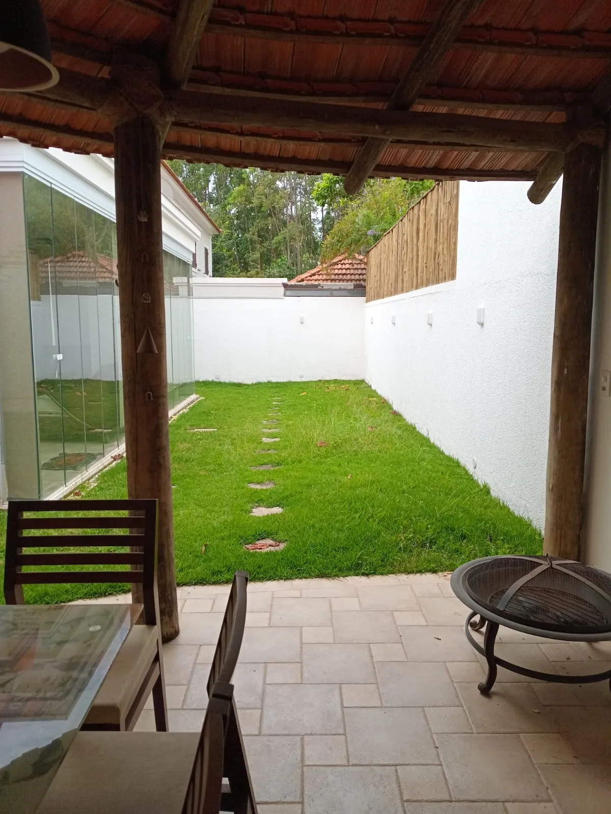 Imagem Aluguel de Casa em Condomínio de Luxo no Tamboré, Santana de Parnaíba-SP: 4 quartos, 1 suíte, 1 sala, 2 banheiros, 4 vagas de garagem, 320m².