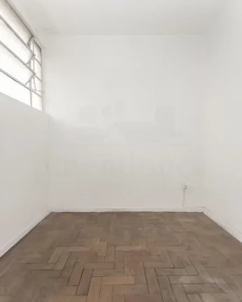 Imagem Apartamento com living para 02 ambientes, piso delaminado, 03 dormitórios, 01 aberto para ampliar a...