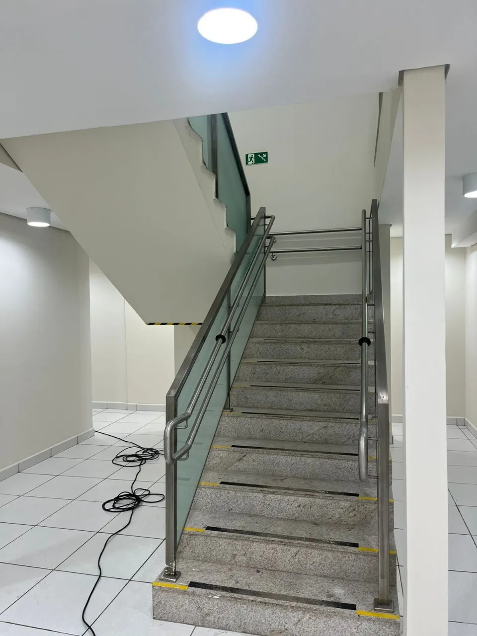 Imagem Salão Comercial com 1 Sala, 10 Banheiros e 30 Vagas de Garagem em Sorocaba-SP, Bairro Wanel Ville: Oportunidade Imperdível!