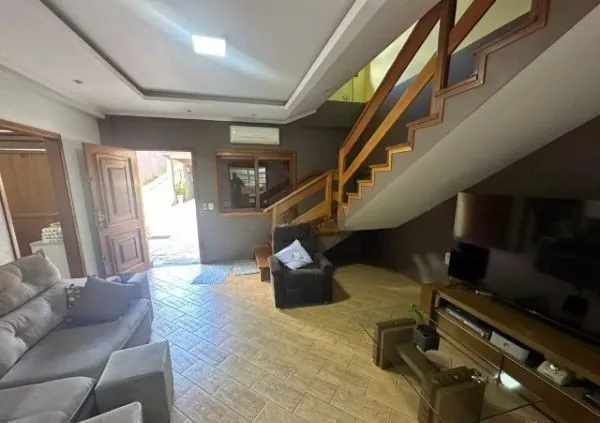 Imagem Ótima casa no bairro Jardim Lindóia, com 4 quartos, pátio amplo e área com churrasqueira