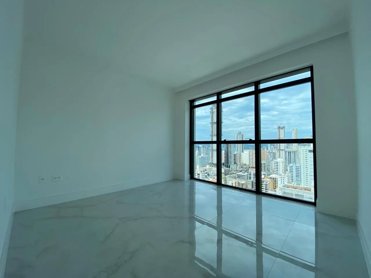 Imagem Apartamento com vista para o mar à venda com 135m2 por R$ 2.550.000,00