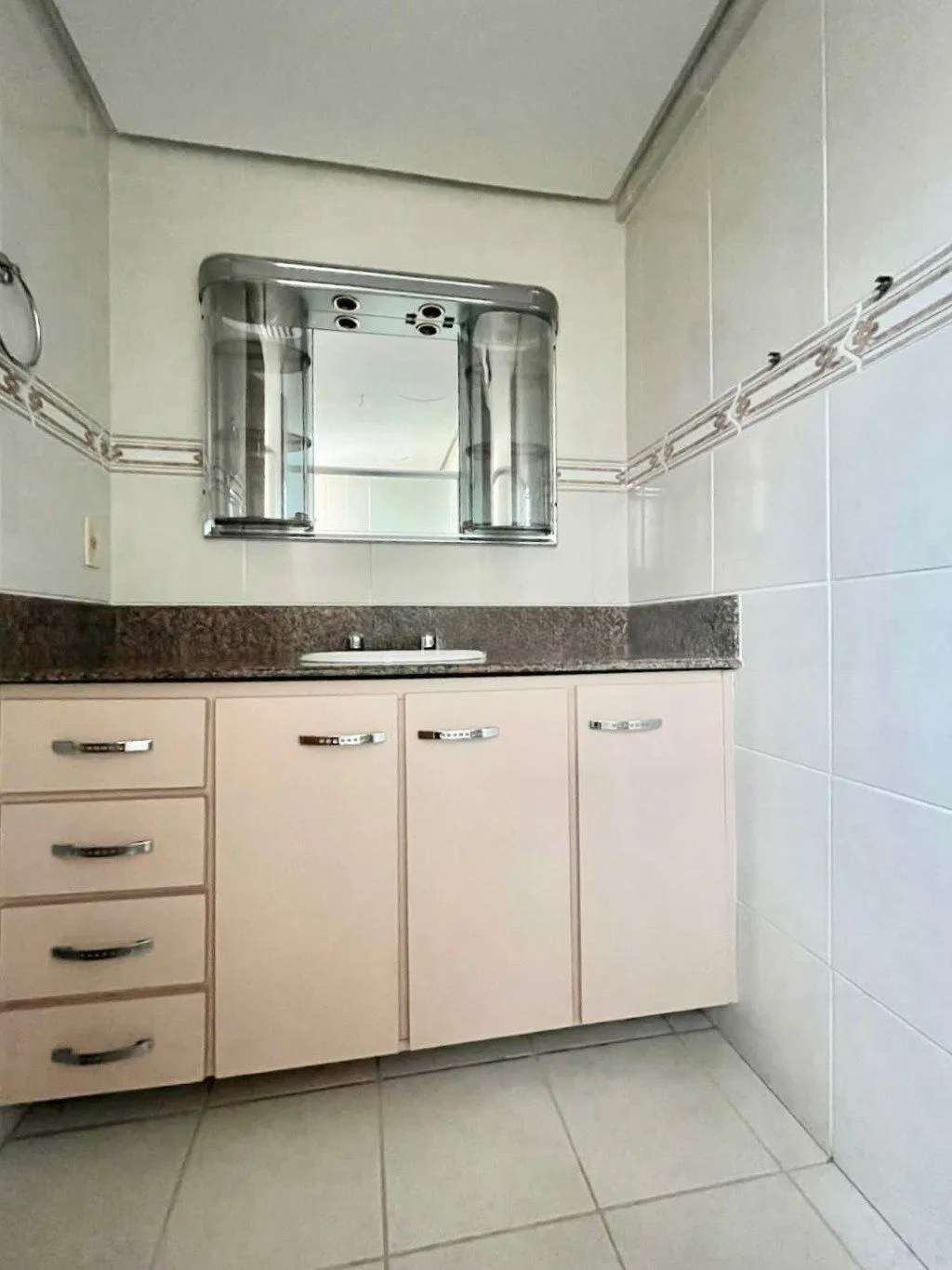 Imagem Apartamento de 4 dormitórios e 184m² à venda em Menino Deus, Porto Alegre.