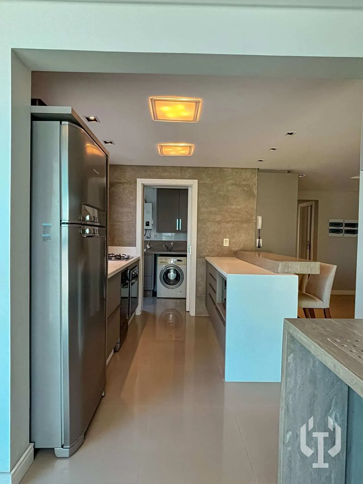 Imagem Apartamento de 2 suítes e 2 vagas de garagem em Meia Praia