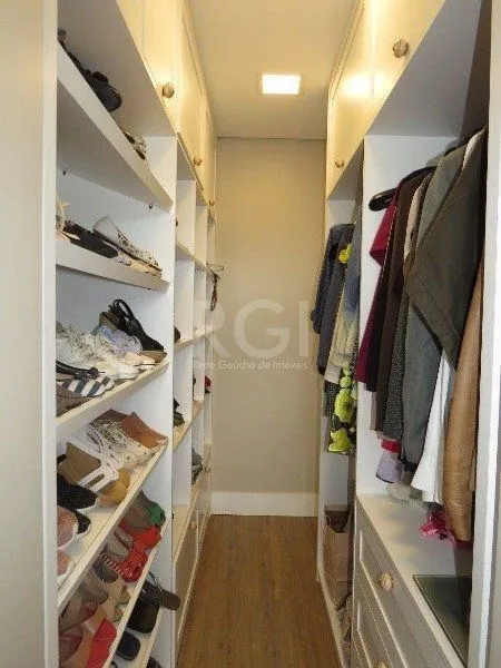 Imagem EXCELENTE CASA COM 3 DORMITÓRIOS, 1 SUÍTE E VAGA DE GARAGEM PARA 3 CARROS.