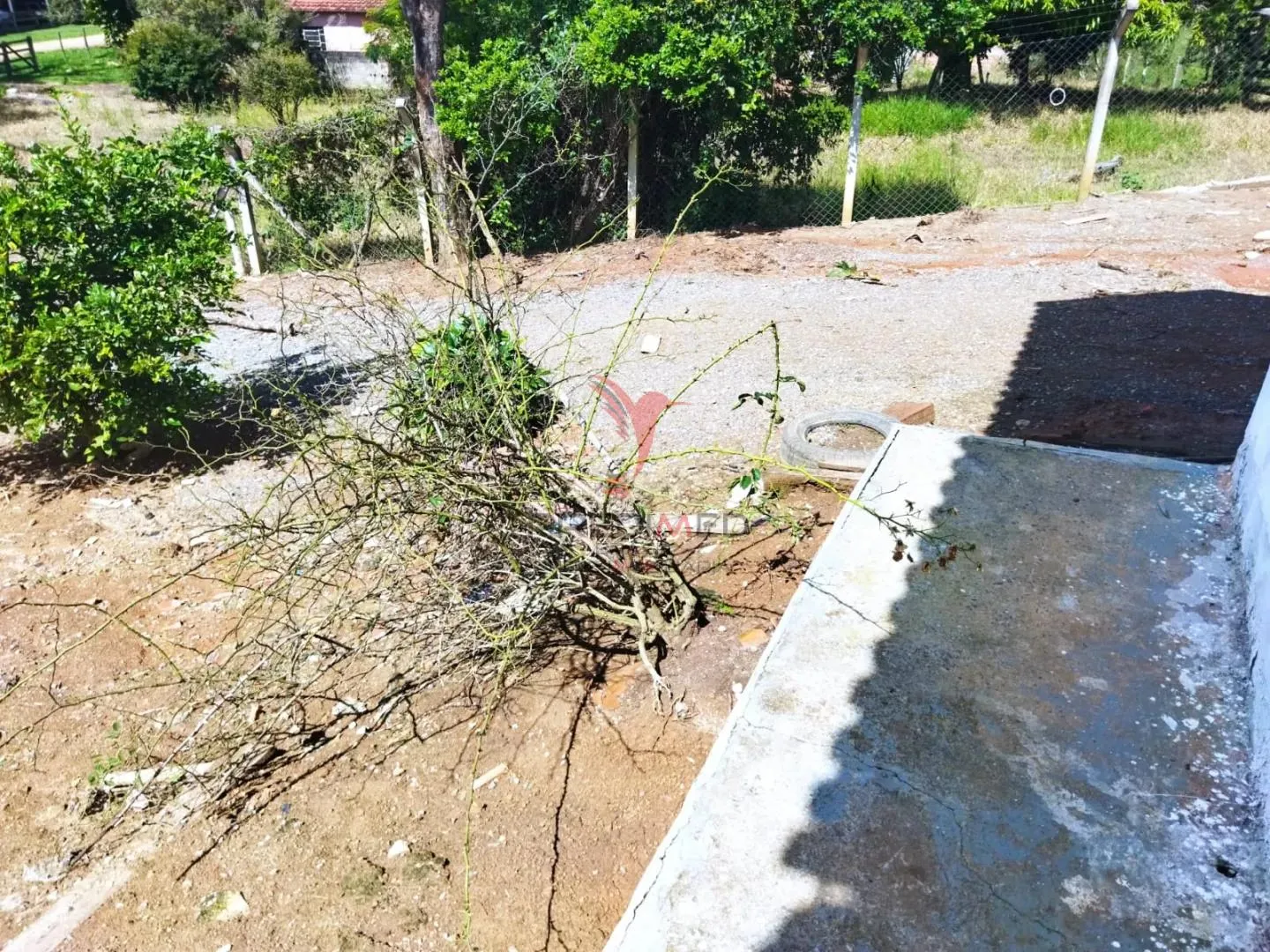 Imagem São 1.000 m2 de terreno com casa pequena